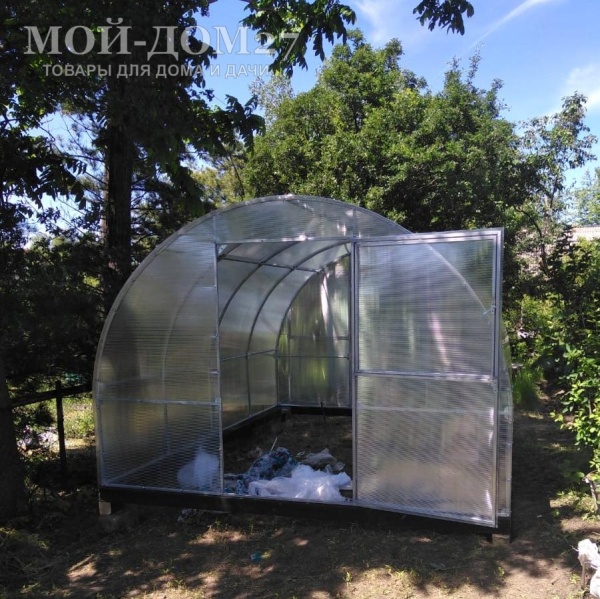 Теплица Сибирская Усиленная 4 метра с поликарбонатом | Мой-Дом27 Теплица Сибирская Усиленная 4 метра с поликарбонатом | Мой-Дом27 | Каркас изготовлен из оцинкованной замкнутой трубы 20*20 мм.<br>
 Ширина - 3 метра. Высота - 2,1 метра. Длина 4 метра. <br>
 Выдерживаемая снеговая нагрузка - 100 кг/м2. Выдерживаемая ветровая нагрузка - до 15 м/с.<br>
 Расстояние между дугами 1 метр. <b>Толщина металла дуг 1,2 мм</b>. Ширина двери 0,96 метра.<br>